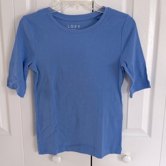 LOFT Tops - *LIKE NEW* LOFT Women's Periwinkle Ribbed Crew Neck Longer Sleeved Tee - Size M